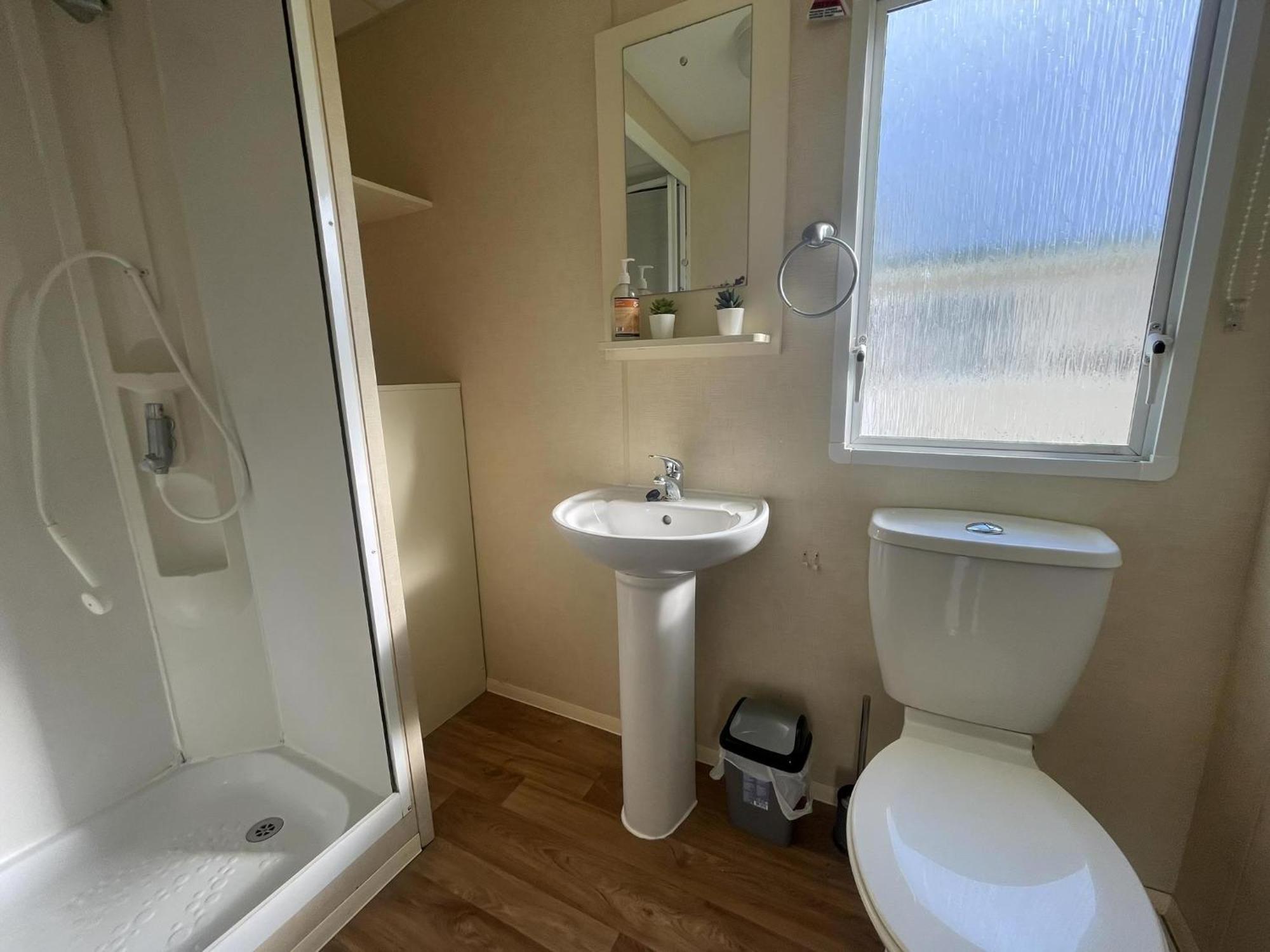 Lovely 8 Berth Caravan At St Osyth Beach Holiday Park Ref 28101G แคลกตัน-ออน-ซี ภายนอก รูปภาพ